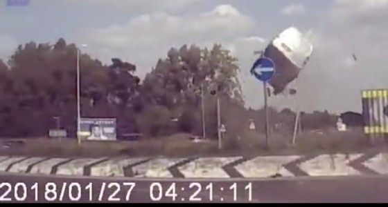 بالفيديو.. خطأ في القيادة يتسبب في طيران السيارة بالهواء