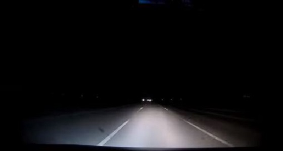بالفيديو.. قائد مركبة يتفاجأ بأمر مفزع ليلا