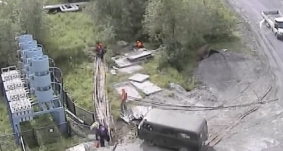 بالفيديو.. عامل ينجو بأعجوبة بعد صعقة كهربائية بقوة 6 آلاف فولت