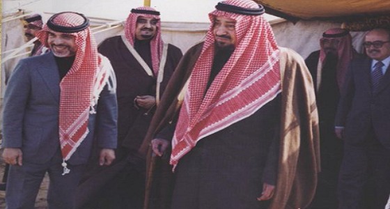 صورة تاريخية .. الملك خالد بن عبدالعزيز يستقبل ملك الأردن في المخيم الملكي