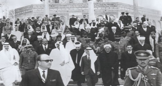 شاهد.. الملك فيصل وملك الأردن يغادران المسجد الأقصى عقب الصلاة فيه