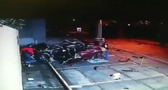 التقط حذائه ومشى.. فيديو مثير لنجاه سائق بأعجوبة بعد إنقلاب مركبته عدة مرات