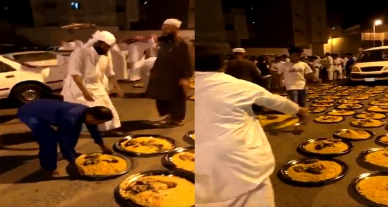 بالفيديو.. أهالي حي المعابدة بمكة يقيمون مأدبة عشاءٍ لحجاج بيت الله⁩