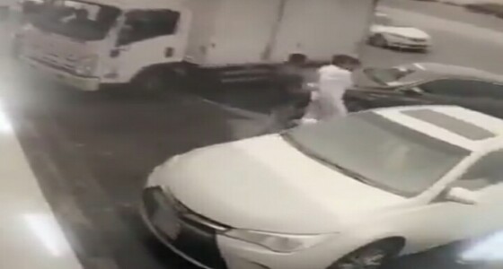 بالفيديو.. لص يحاول سرقة سيارة بحي الوزيرية والمواطنون يطيحون به