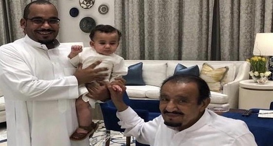 شاهد.. عفوية خادم الحرمين مع الأمير تركي بن هذلول