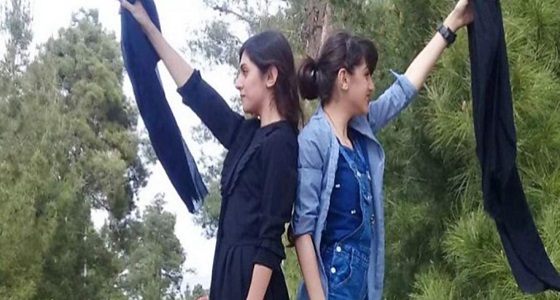 السجن 24 عامًا لإيرانية احتجت على الحجاب وتنظيم الملالي