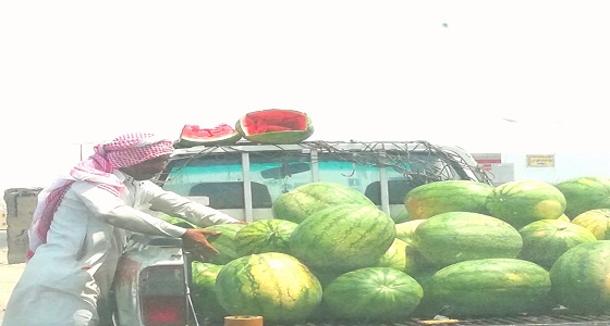 بائع “حبحب ” يمارس عمله رغم حرارة أجواء جدة المرتفعة