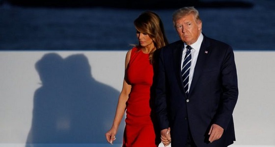 بالفيديو.. حركة غريبة من ترامب تتسبب بإهانة زوجته 