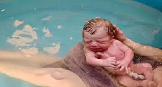 الولادة تحت الماء.. أسلوب جديد سهل للوضع لا يحتاج إلى تخدير 