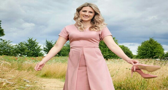 بالصور.. ” أيوانا ” .. سيدة عالجت الاكتئاب بالسير حافية القدمين