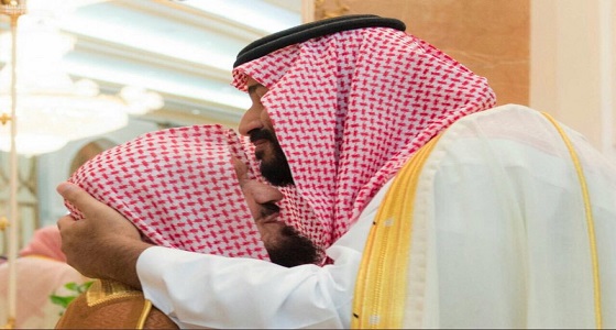 ولي العهد يلفت الأنظار إليه بلقطاته العفوية وقبلات على جبين العلماء والمشايخ