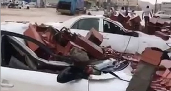 بالفيديو.. السيول على طريق مكة تتسبب في سقوط جدار على سيارات متوقفة