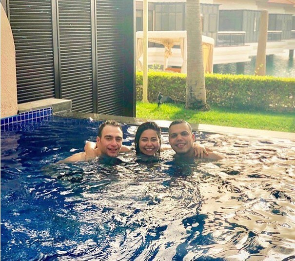 بعد غياب.. تسريب صورة جديدة لشيرين مع زوجها وأخيها في حمام السباحة