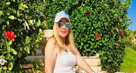 نادية الجندي تصدم الجمهور بإطلالة مثيرة وعارية على البحر (صور)