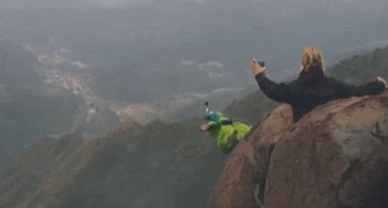 فيديو مثير لبطل العالم في الطيران بالبدلة المجنحة أثناء قفزه من قمم جبال السودة