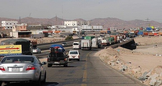 حادث يُربك حركة المرور على طريق السيل بالطائف