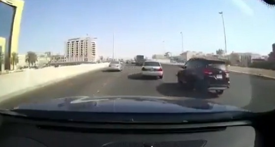 بالفيديو.. قائد سيارة كاد يتسبب في كارثة بانتقال مفاجئ