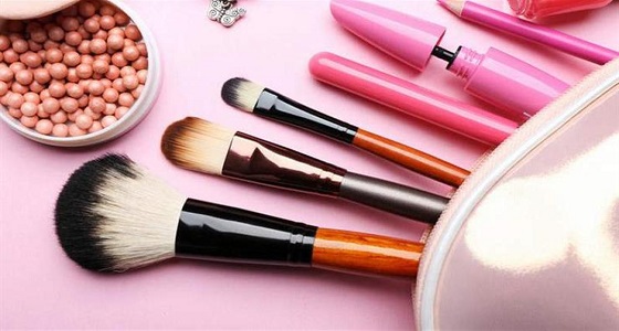 بينها فضلات الطيور والدهون.. مكونات غريبة تدخل في تصنيع مستحضرات التجميل