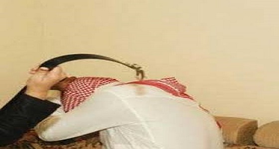 خليجية تتهجم على ضابط وتضربه بالحزام في الكويت 