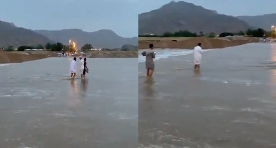 بالفيديو.. شباب يتحدّون السيل ويخاطرون بحياتهم في وادي نجران