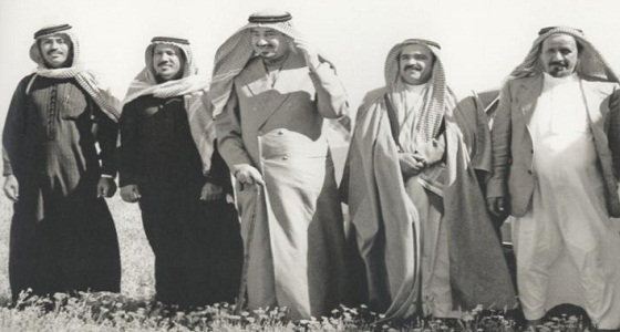 شاهد.. الملك خالد بن عبدالعزيز في رحلة صيد بصحراء الثمامة
