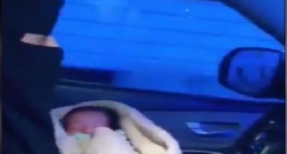 المنيف تطالب بمحاسبة امرأة تقود السيارة وتحتضن رضيعها (فيديو)