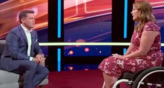 سيدة تفقد القدرة على المشي بسبب فرشاة مكياج 