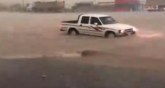 بالفيديو.. عواصف ممطرة وارتفاع منسوب المياه شمال العارضة