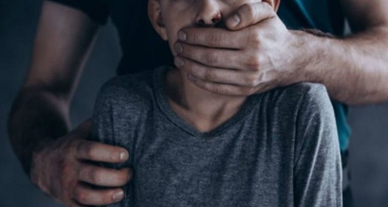 مقامر يراهن على زوجته ويسمح لأصدقائه باغتصابها جماعيًا