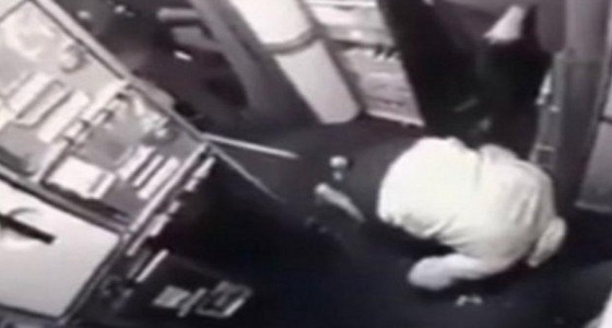الغامدي ينتقد راكبًا يصلي في مكان غير مناسب على متن الطائرة (فيديو)