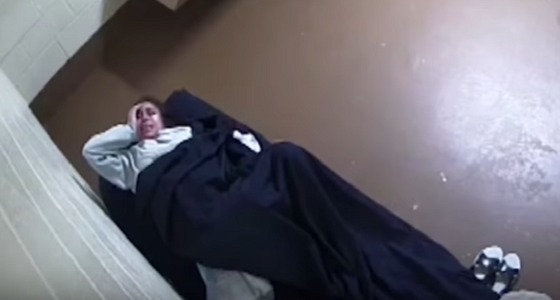 فتاة تٌقاضي السلطات بعد ولادتها بمفردها في ” زنزانة ” (فيديو)