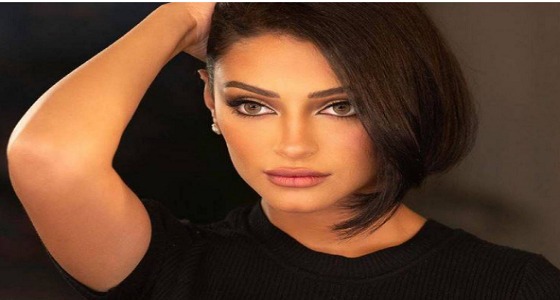 شاهد ..فنانة خليجية بملابس نوم على سرير في مكان عام