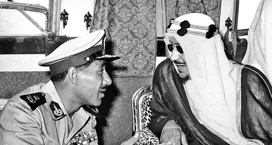 السادات عن الملك سعود: يعامل رعيته كأمراء المسلمين