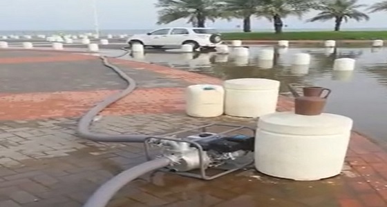 بالفيديو.. تواصل عمليات شفط الأمطار حتى الصباح بكورنيش وشوارع جازان
