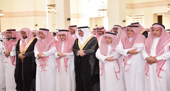 أمير تبوك يؤدي صلاة الميت على الشيخ سداد الفاخري