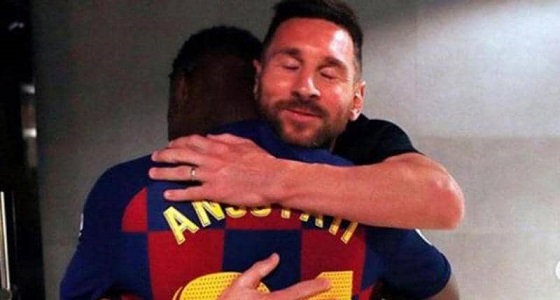 بـ عناق مؤثر.. ميسي يدعم ناشئ برشلونة