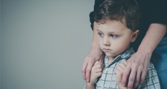 4 عبارات خاطئة تجنبيها عندما يكون طفلك حزين