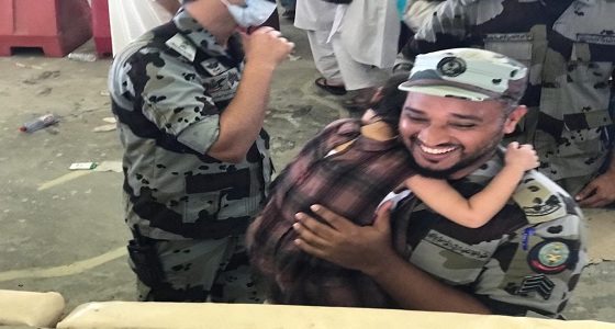 بالصور.. قصة رجل الأمن الذي حمل طفلة أثناء رمي الجمرات