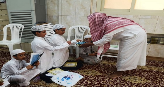 حلقات القرآن في جدة تهادي طلابها بعد عودتهم من الإجازة