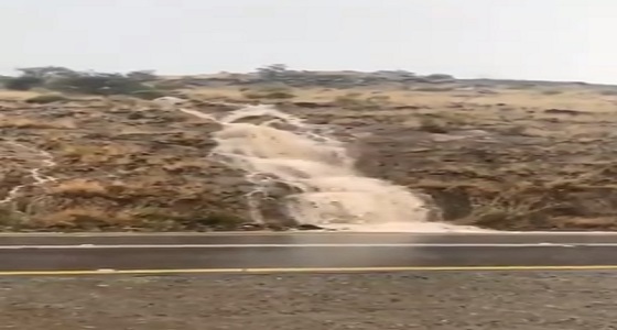بالفيديو.. شلالات الأمطار في قرى السودة بأبها
