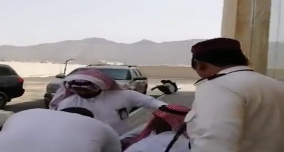 بالفيديو.. مدير بنك يساعد مسن لركوب مركبته