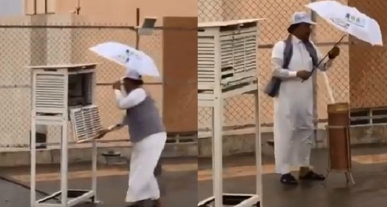 بالفيديو.. موظف بالأرصاد يقرأ الأحوال الجوية وسط الأمطار
