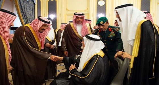 خادم الحرمين يستقبل أصحاب السمو الأمراء والفضيلة العلماء وجمعاً من المواطنين