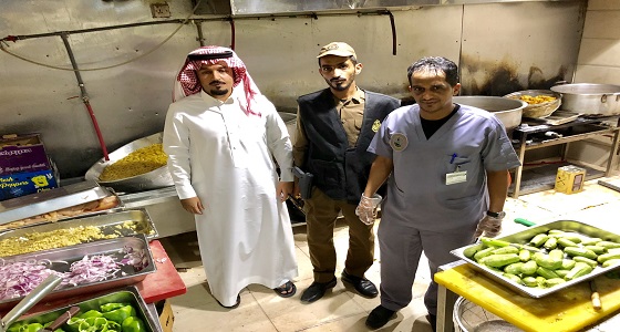 ضبط مطعم مخالف ينقل وجبات الإعاشة ويوزعها على الفنادق