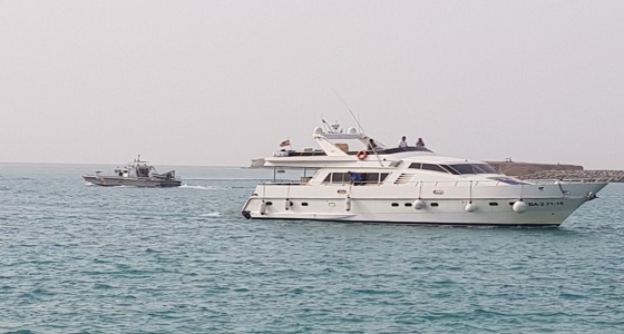 بالصور.. حرس الحدود يساعد يختاً إسبانياً على متنه بريطاني وإيرلندي