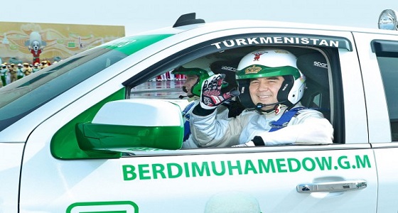 رئيس تركمانستان يدحض شائعة وفاته ويظهر على التلفزيون بسيارة سباقات