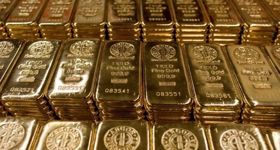الذهب يرتفع قليلا ويستهدف أفضل شهر في 3 سنوات