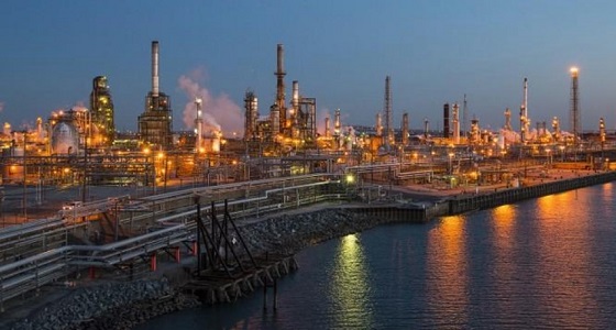 أسعار النفط تهبط لكن بصدد أكبر مكسب أسبوعي بفعل آمال التجارة