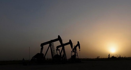 النفط يرتفع بفعل توقعات بمزيد من تخفيضات إنتاج أوبك