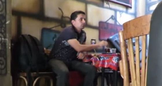 شعبية زائفة.. صحفي يتحدث عن الإخوان فكان مصيره الضرب (فيديو)